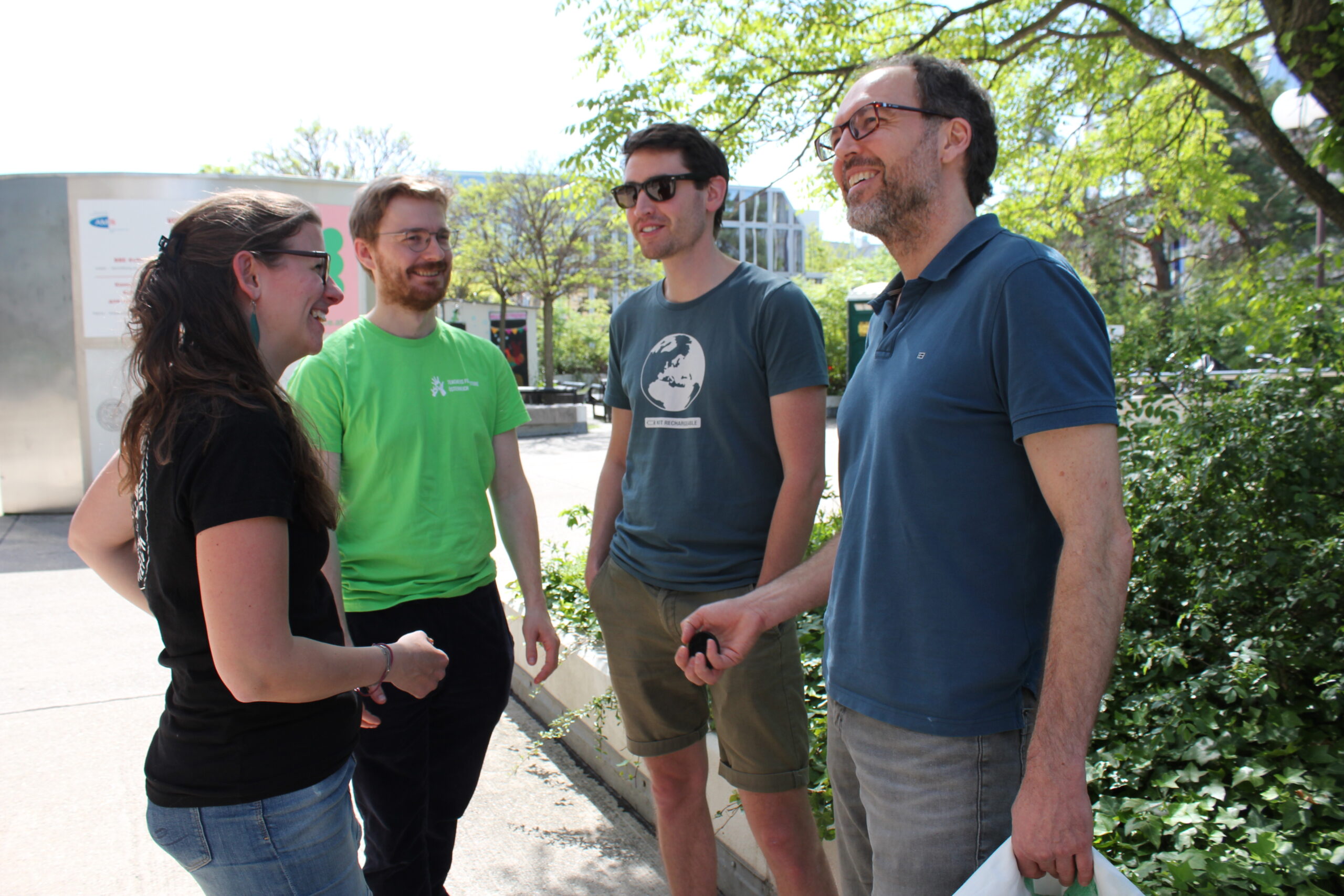 Teachers for Future stehen im Kreis im Gespräch
