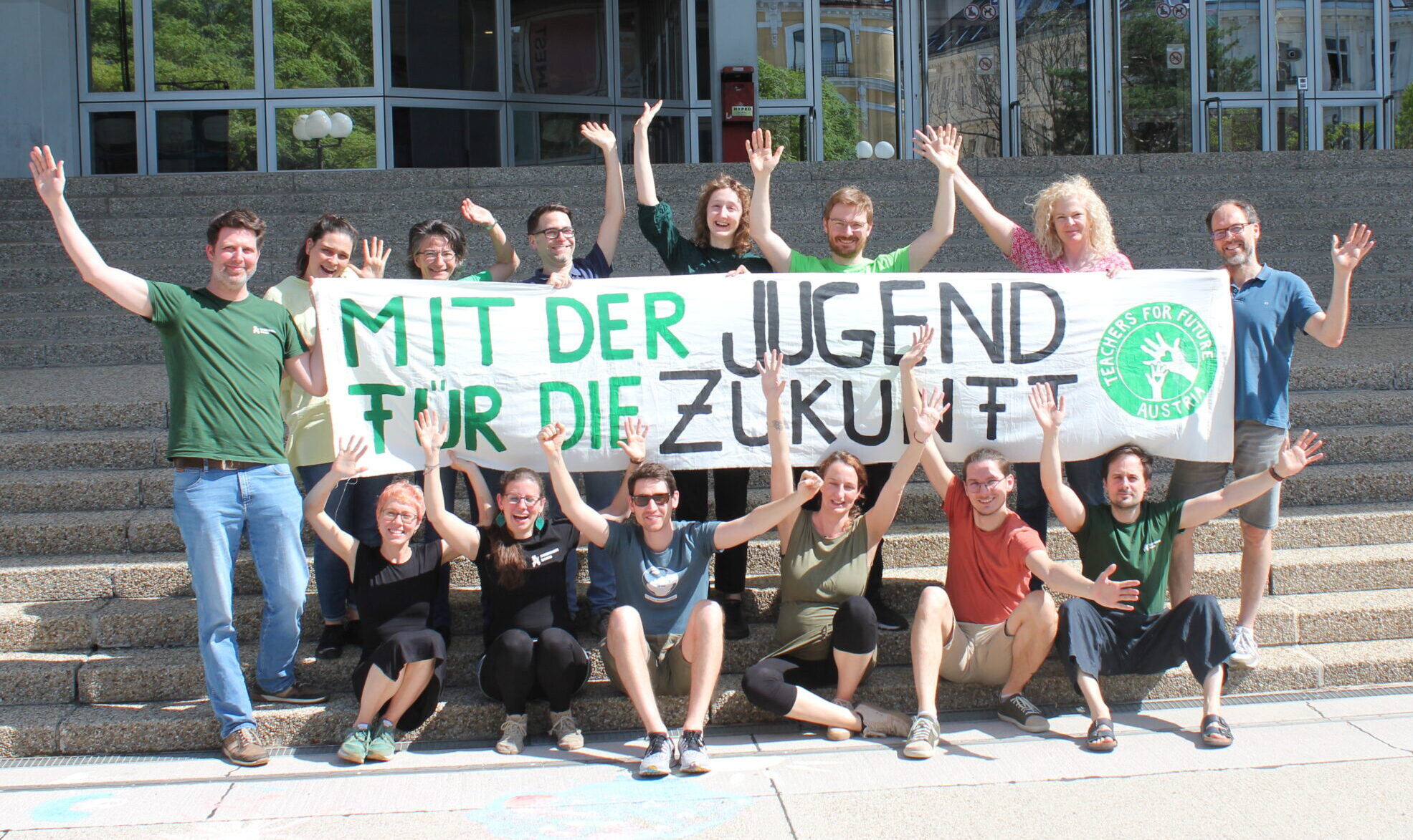 Gruppenfoto von jubelnden Teachers for Future. Es wird ein Banner gehalten, auf dem steht: 