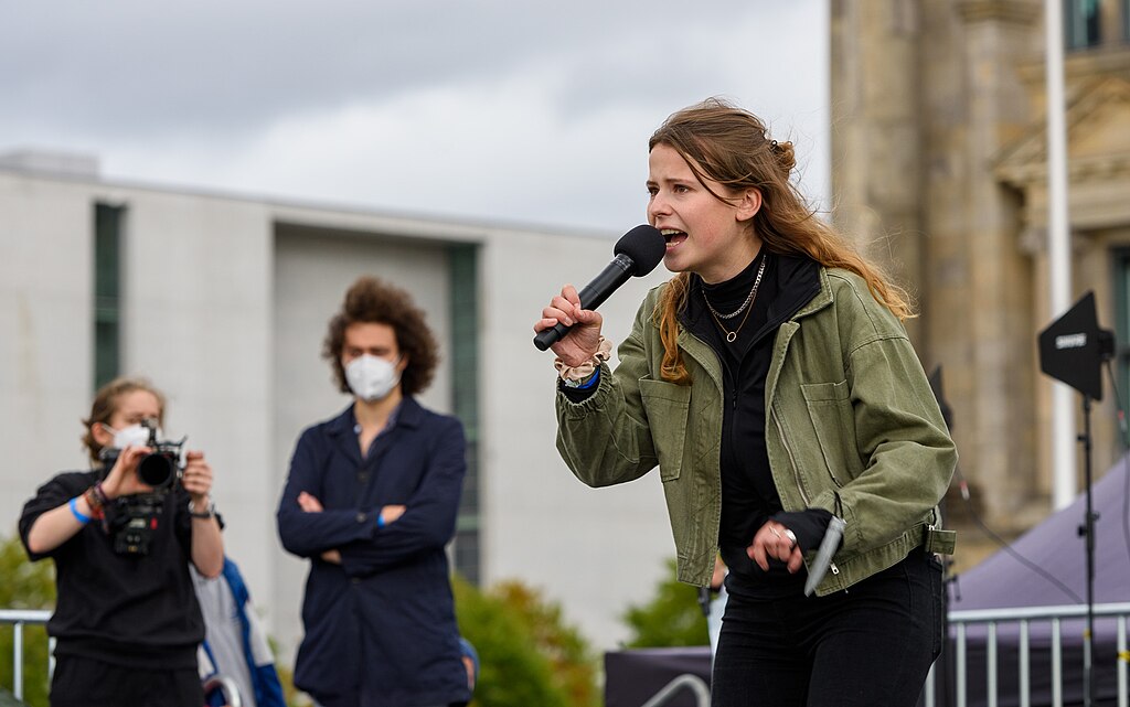 Luisa Neubauer spricht auf dem Klimastreik von Fridays For Future, Berlin, Reichstag, 24.09.21. Quelle: Stefan Müller/Fridays for Future, CC BY 4.0