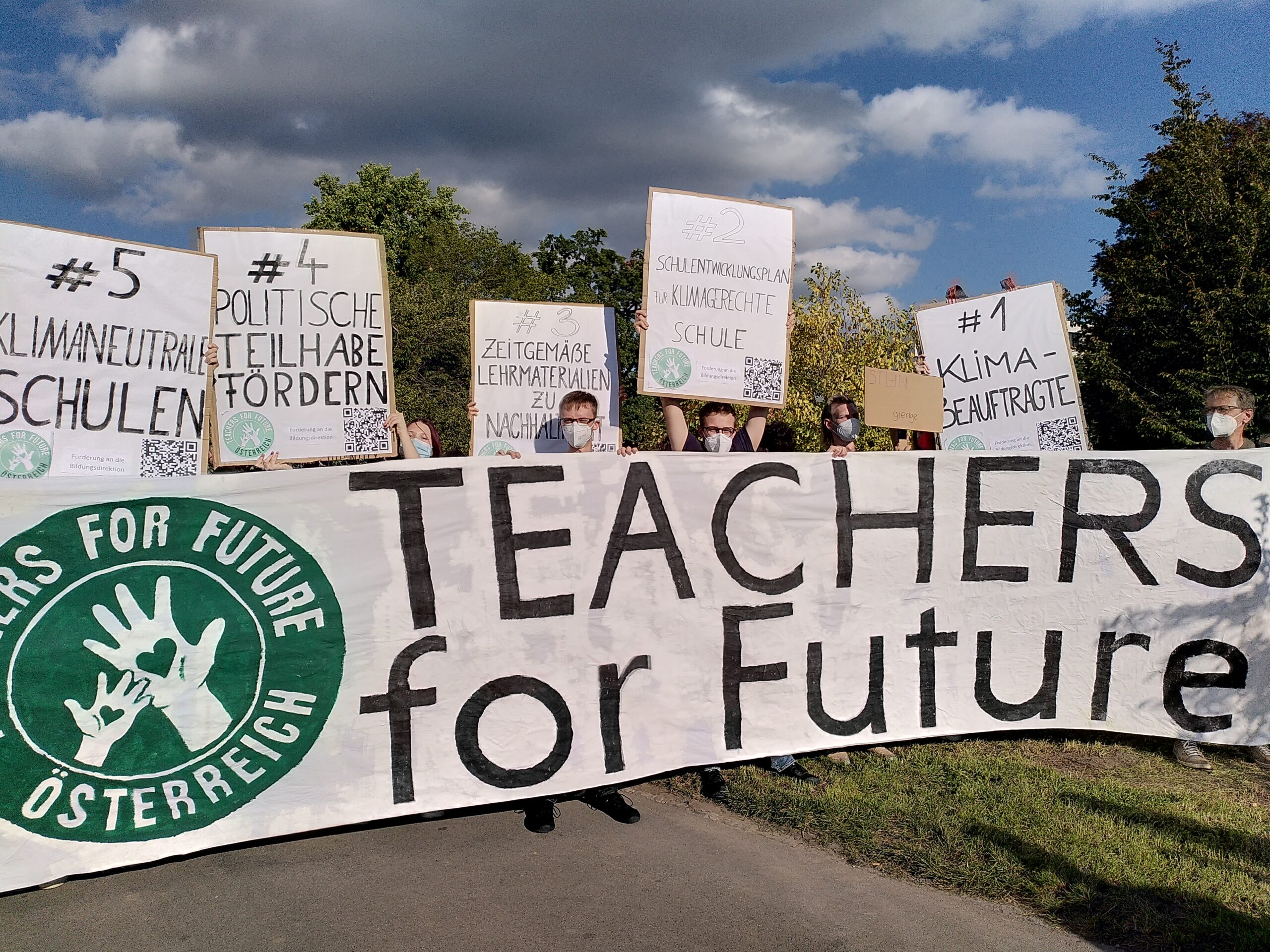 Die Teachers For Future Oberösterreich präsentieren auf einer Demonstration Plakate mit ihren 7 Forderungen an die Bildungsdirektionen.
