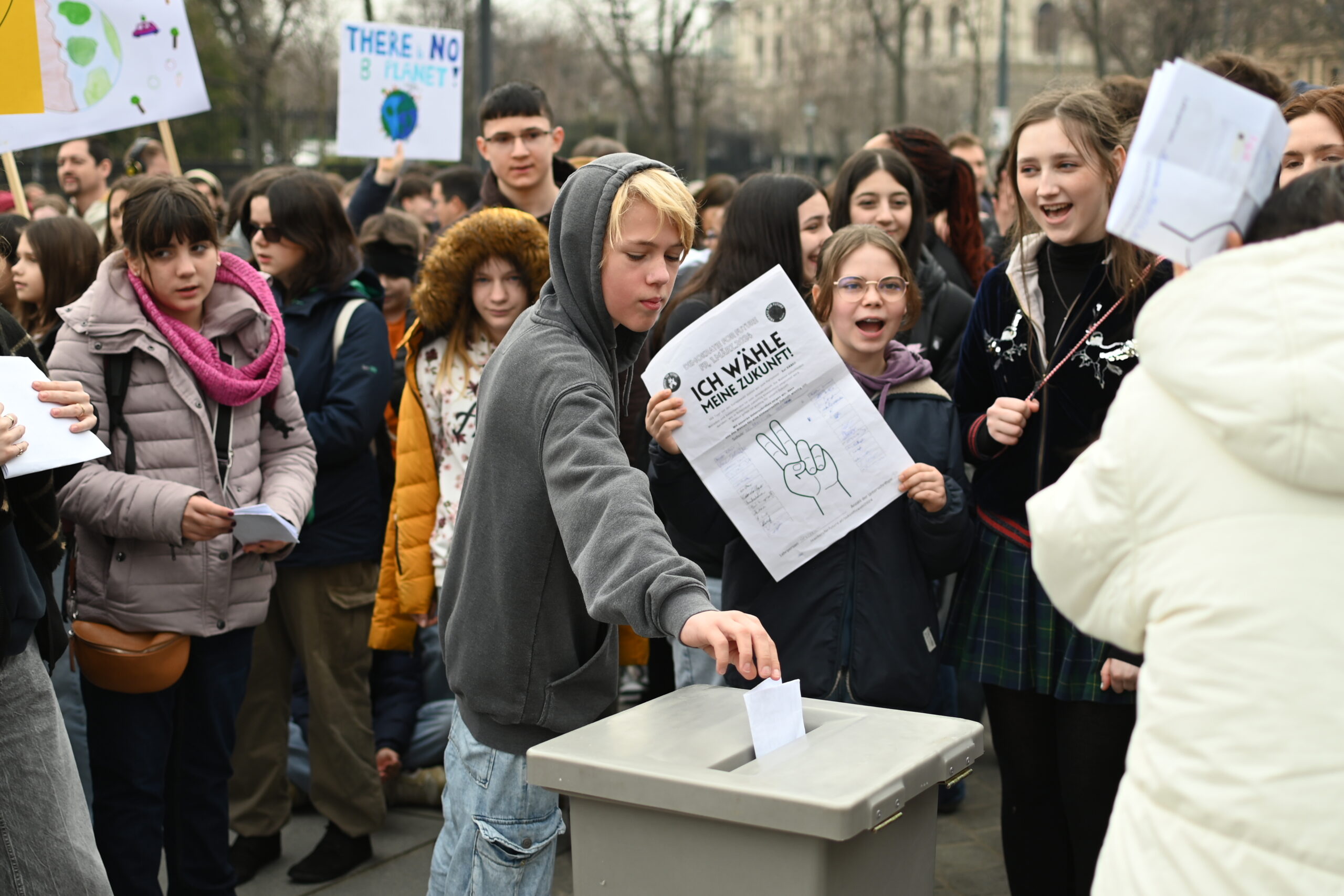 Schüler*innen wählen bei der Aktion "Demokratie for Future" am 1.3.2024 symbolisch