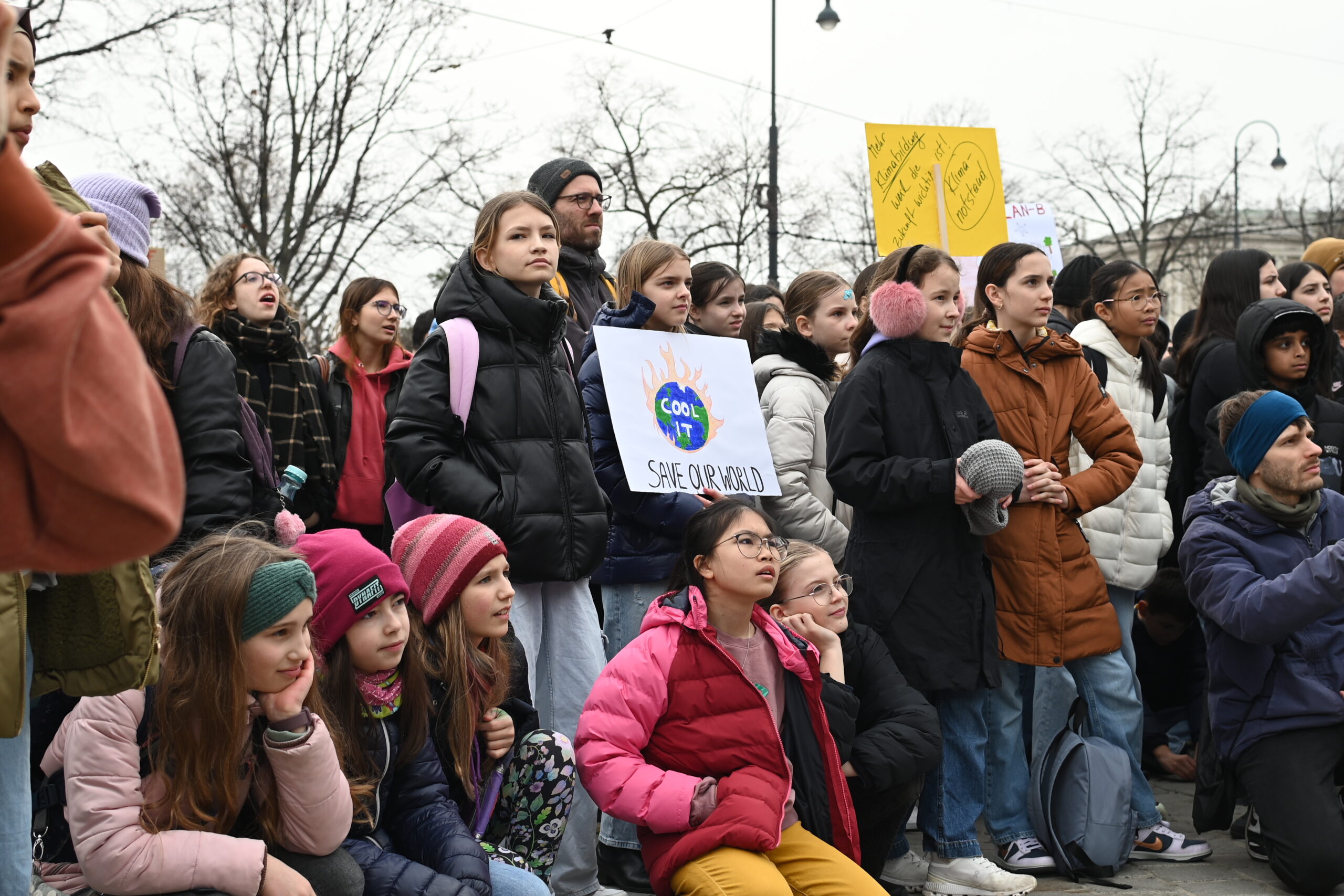 Schüler*innen halten bei der Aktion 