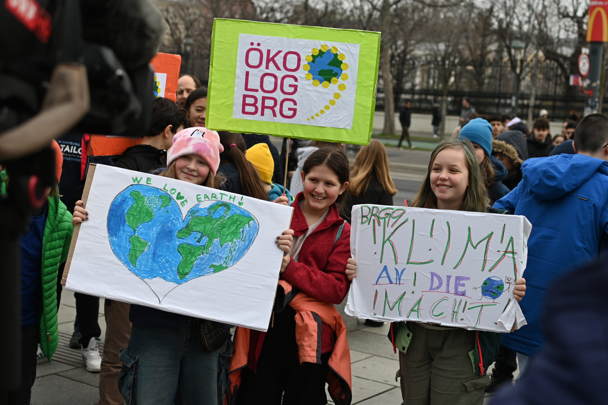 Schüler*innen halten bei der Aktion 