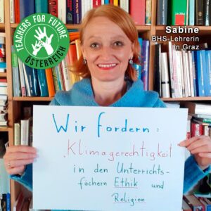Sabine - BHS Lehrerin in Graz - hält ein Schild mit der Teachers For Future Österreich Forderung: