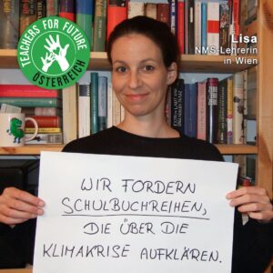 Lisa - NMS Lehrerin in Wien - hält ein Schild mit der Teachers For Future Österreich Forderung: 