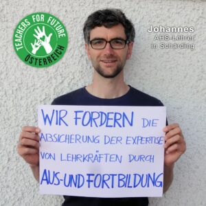 Johannes - AHS Lehrerin in Schärding - hält ein Schild mit der Teachers For Future Österreich Forderung: