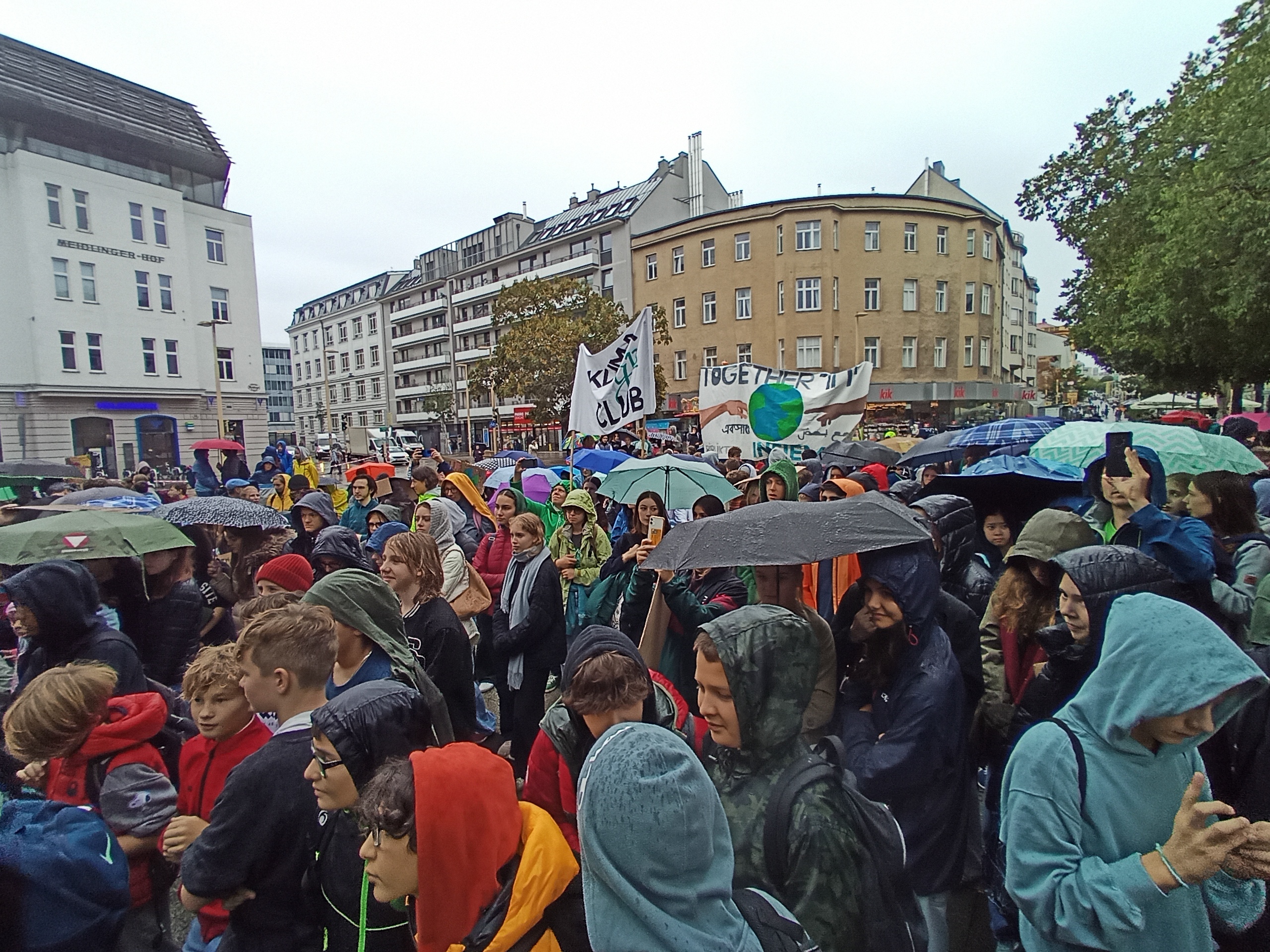 Klimaaktionstag 2024 bei der Meidlinger Bühne, Menschenansammlung