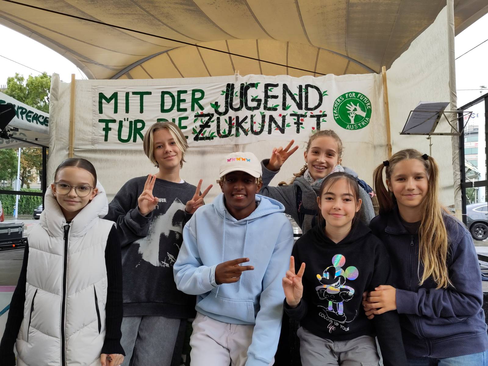 Klimaaktionstag 2024 bei der Bühne am Urban-Loritz-Platz, Gruppenfoto von Schüler*innen