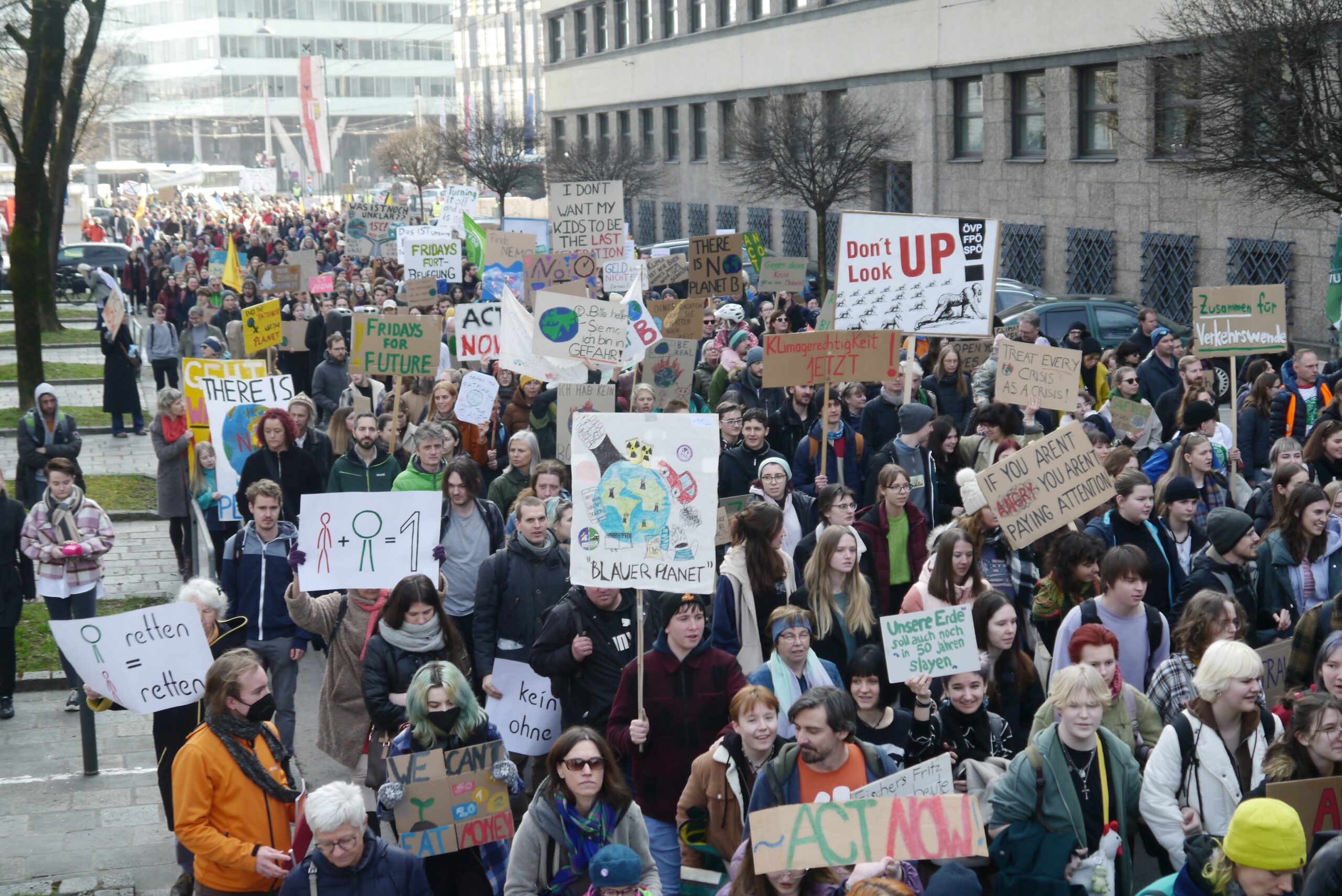Viele Menschen beim Klimastreik in Linz am 3.3.2023