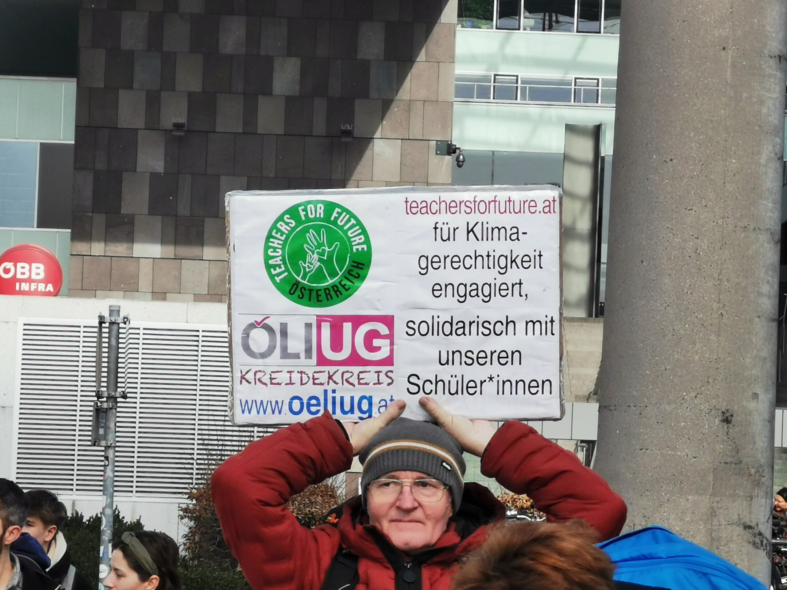 Schild beim Klimastreik Linz im März 2023 (TFF für Klimagerechtigkeit engagiert, solidarisch mit unseren Schüler*innen)