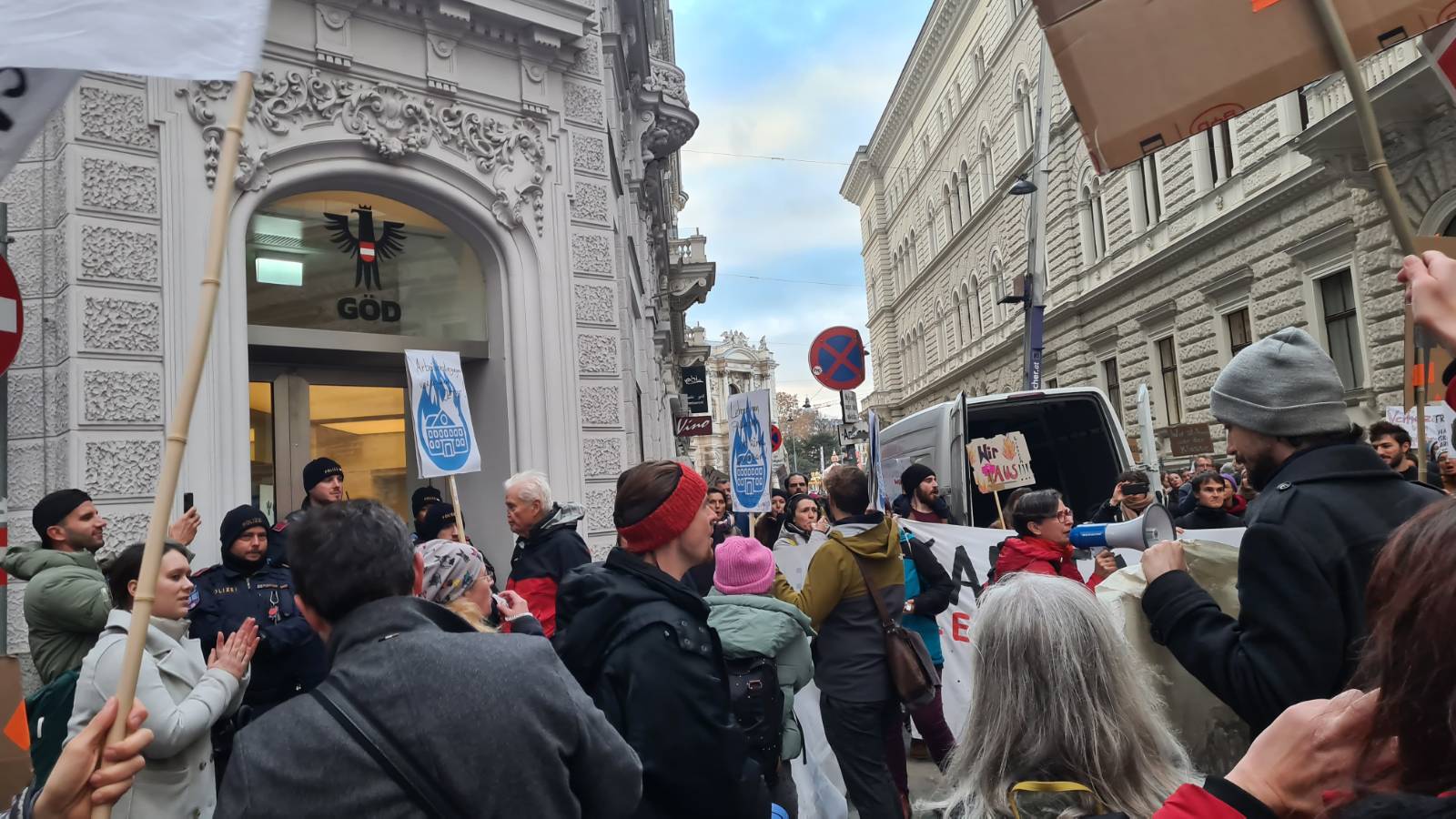 Foto vom Lehrer*innenstreik vor der GÖD-Zentrale in Wien