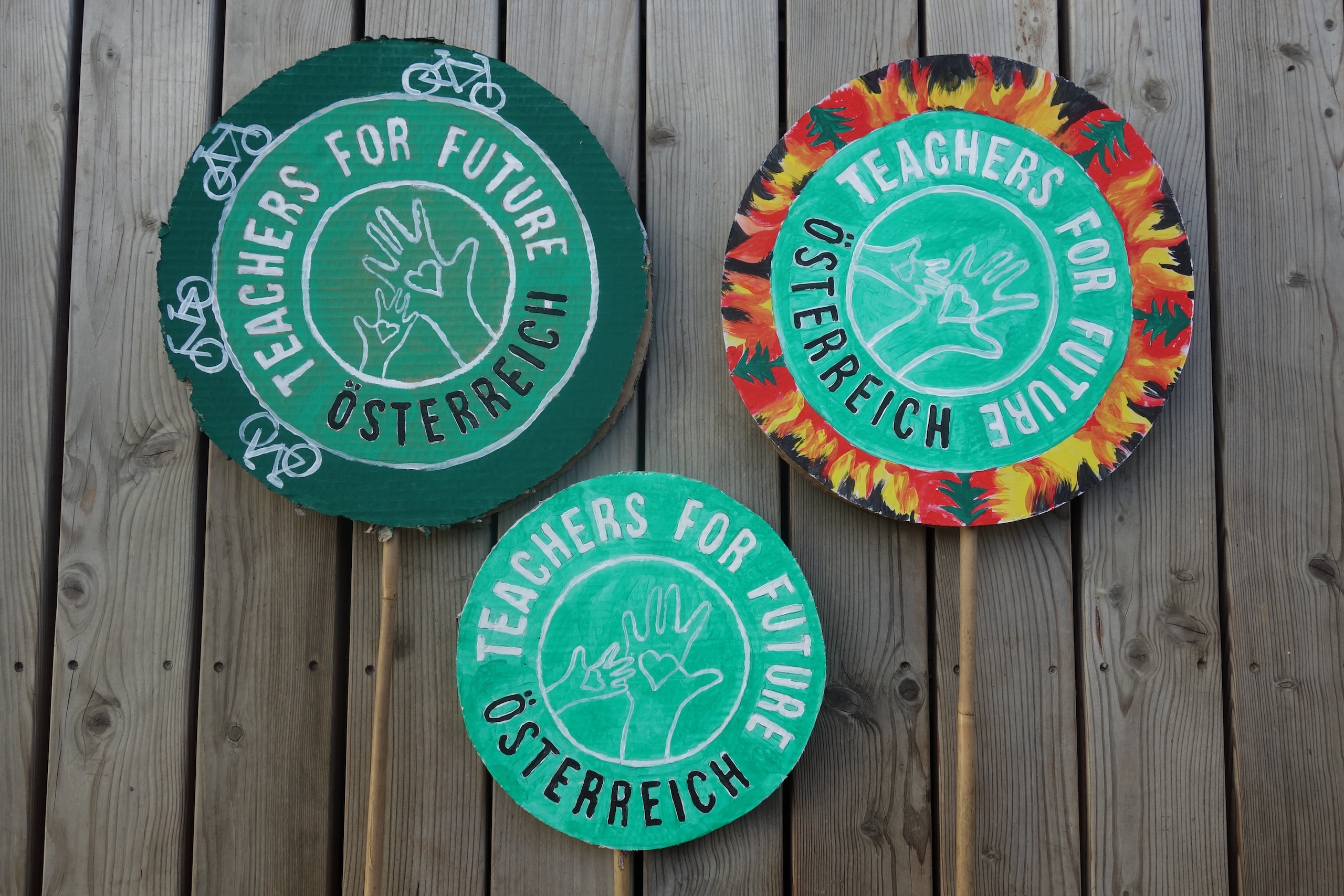 Drei Demoschilder mit "Teacher For Future"-Schriftzug