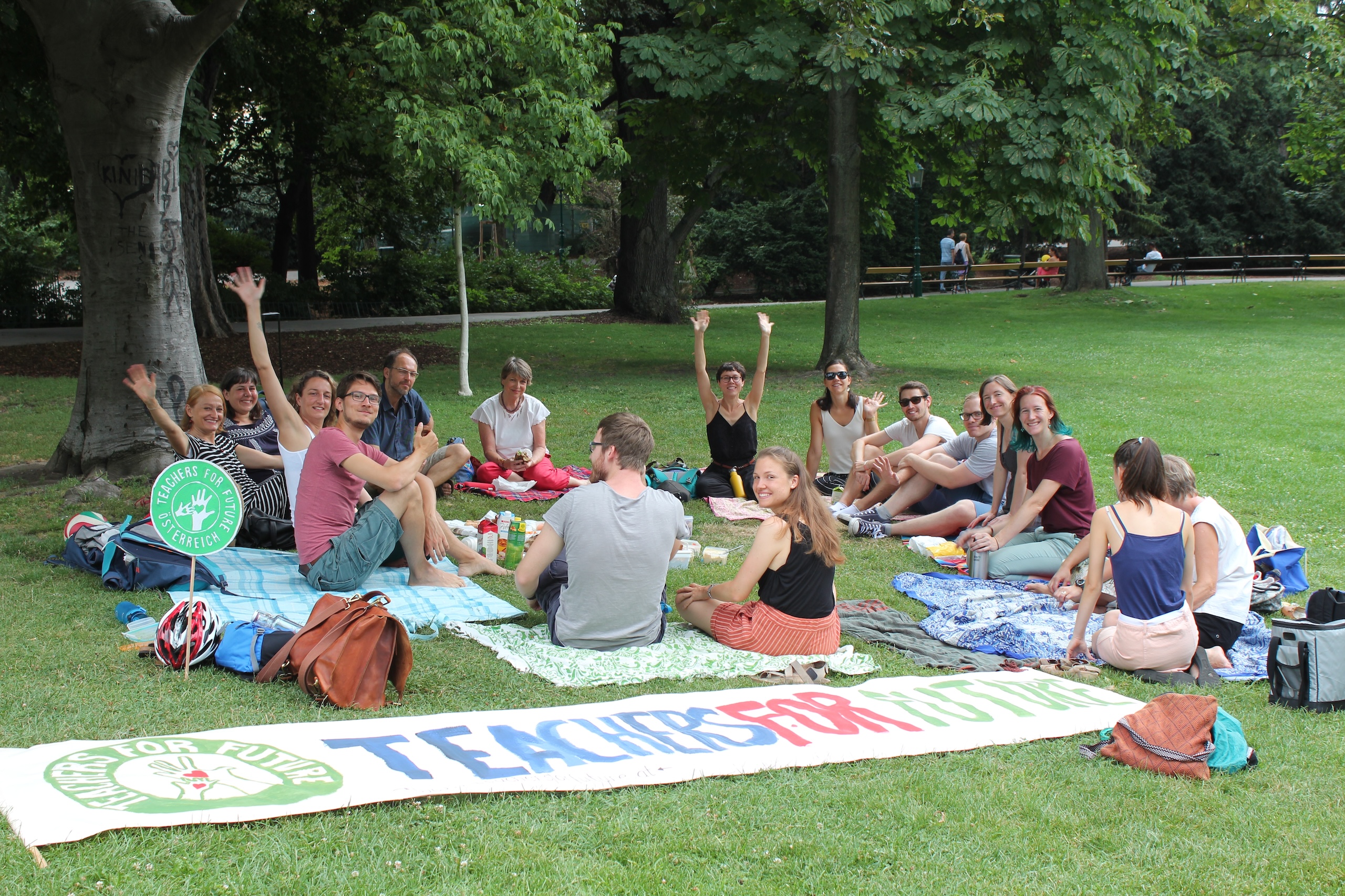 Die Teachers For Future sitzen beim Regionalgruppentreffen im Park und sind euphorisch.