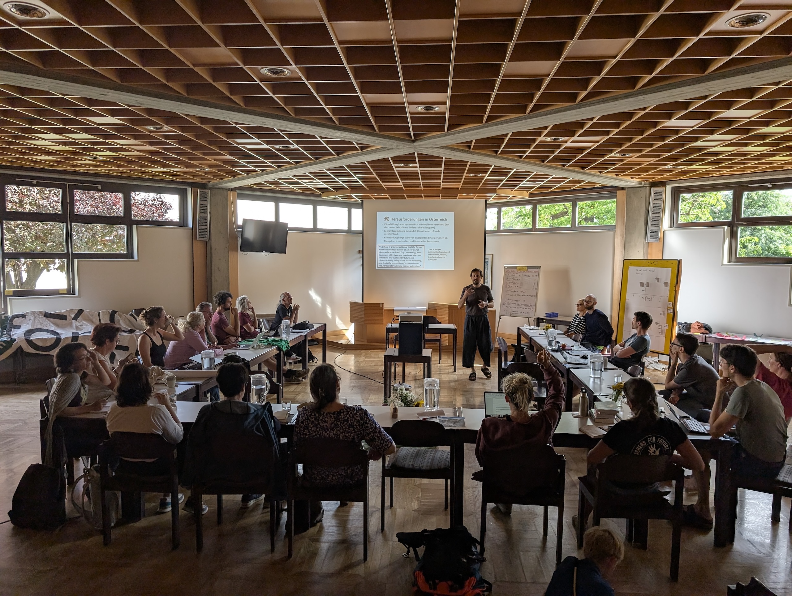 Teachers for Future-Aktivist*innen in einer großen Besprechung bei der TFF-Sommerklausur 2025.
