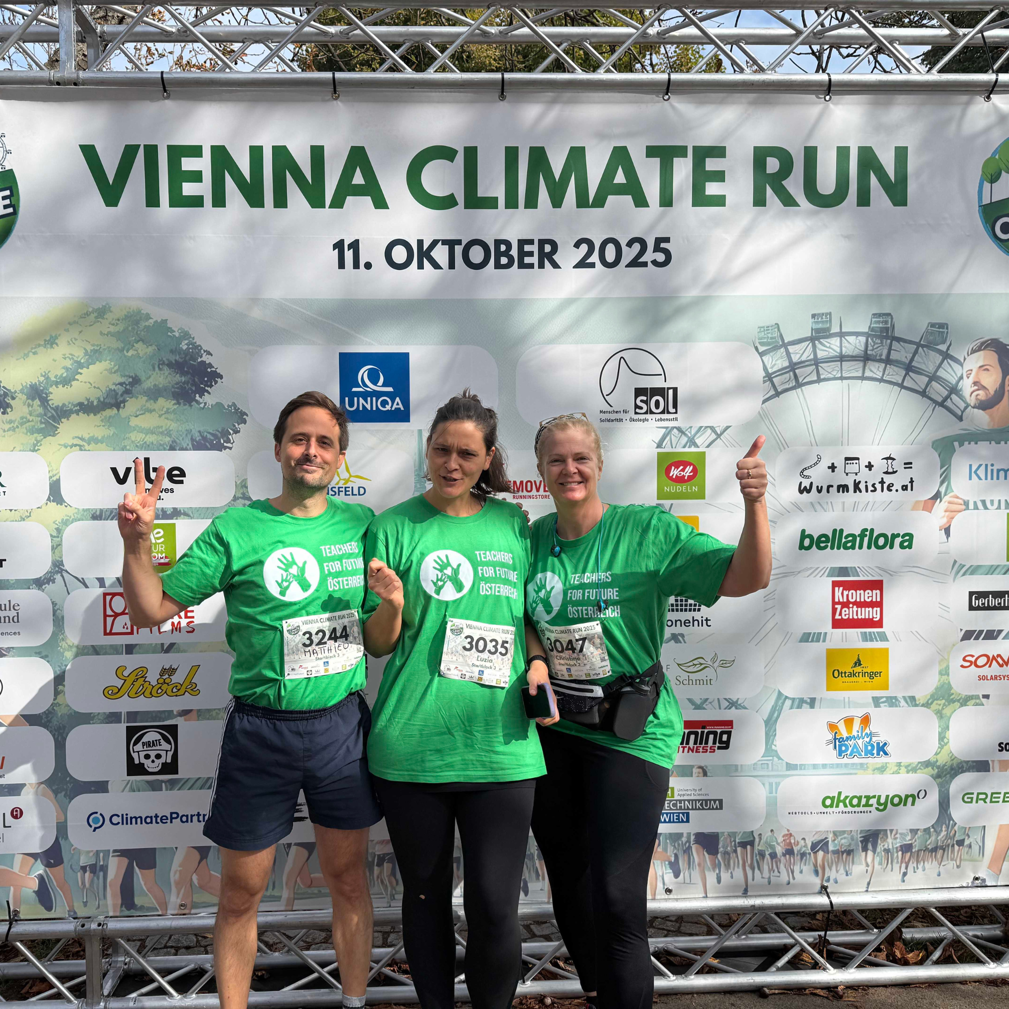 Drei Teachers beim Gruppenfoto nach dem Climate run