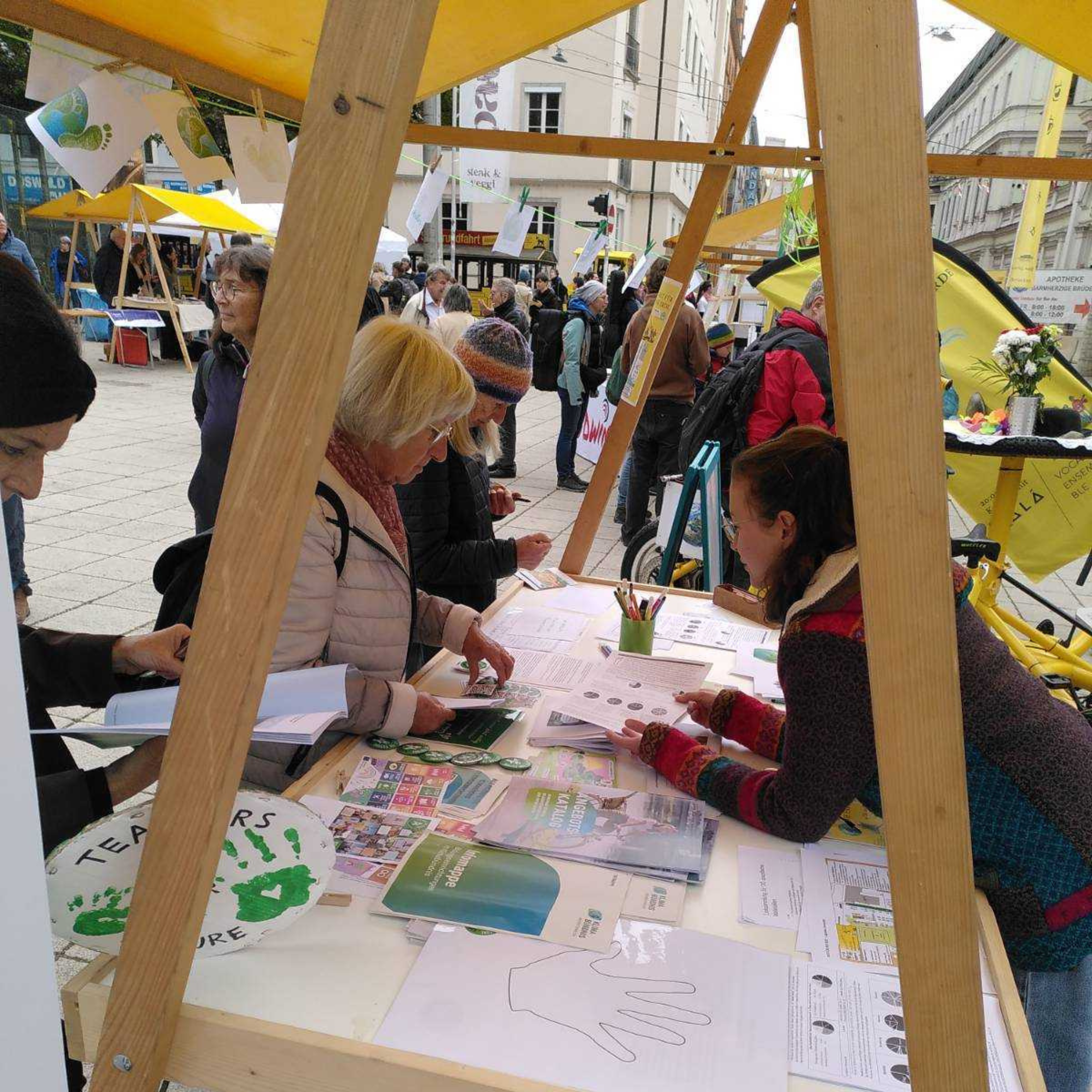 TFF in action am Domplatz in Linz: Es finden Gespräche zur Arbeit der Teachers for Future statt.